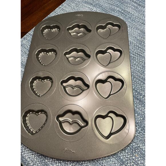 Wilton Valentines Day hearts, cookie mold, lips, kisses, cake, baking pan, 12 - Picture 1 of 1